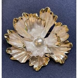 NWOT White Enamel Flower Brooch Imitation Faux Pearl Yellow Gold Toned